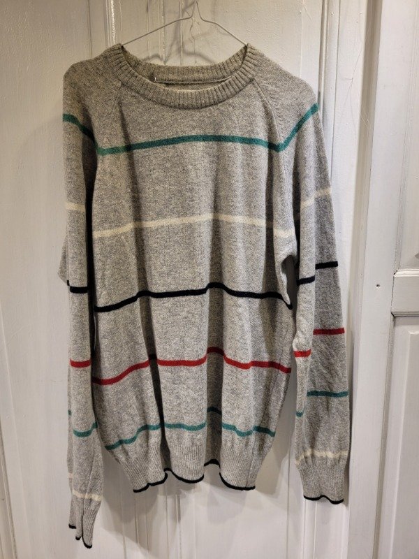Producto - Sweater LEVI'S gris con rayas de colores Talle L - PRECIO: 56X