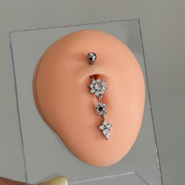 Producto - Piercing de ombligo colgante: flor plateada