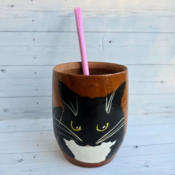 Producto - Mate Gato negro y blanco que parece un pan.