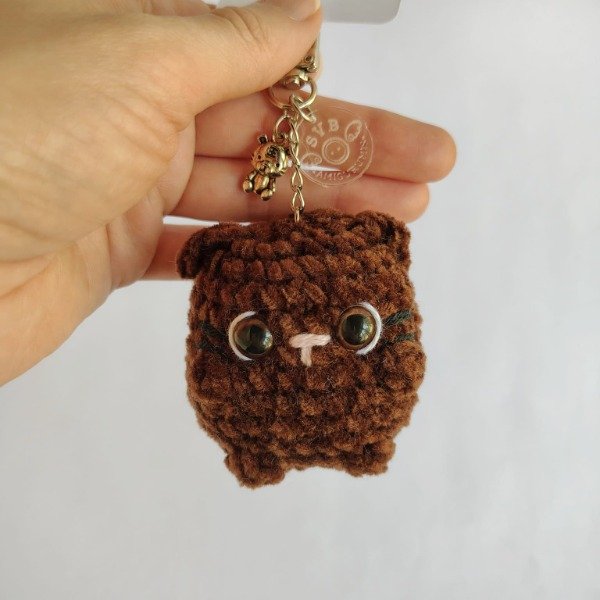 Producto - Llavero tierno gatito marrón oscuro tejido chenille amigurumi
