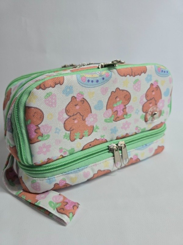 Producto - Cartuchera Roma Capy Frutillas