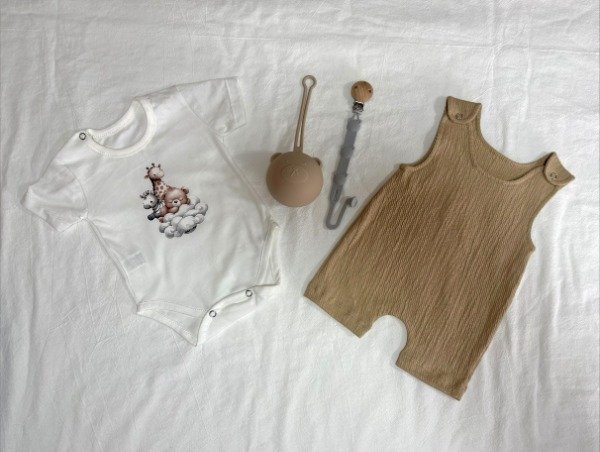 Producto - Combo Jardinero + Body + Porta chupete + Guarda chupete