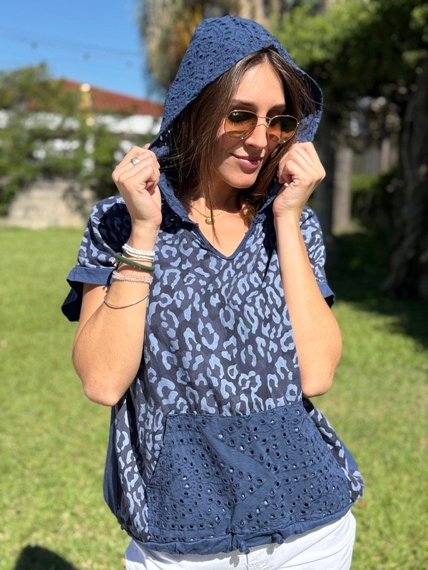 Producto - Blusa animal print azul con capucha