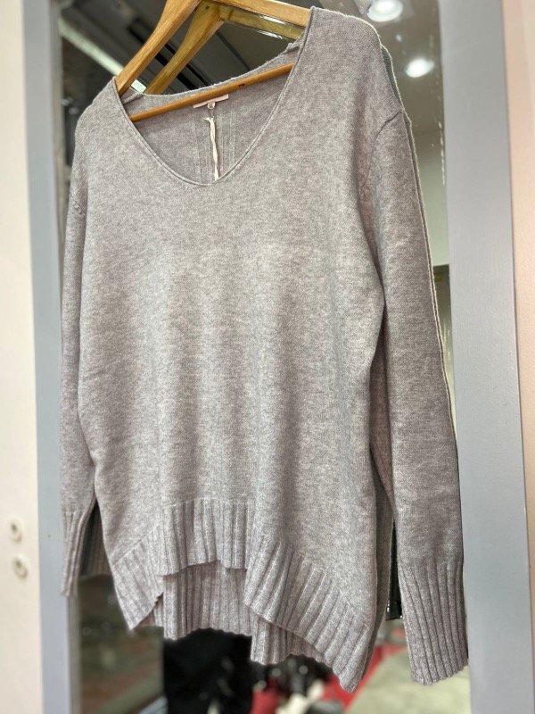Producto - SWETER GRIS ESCOTE V BOTONES COLOR EN ESPALDA - 0