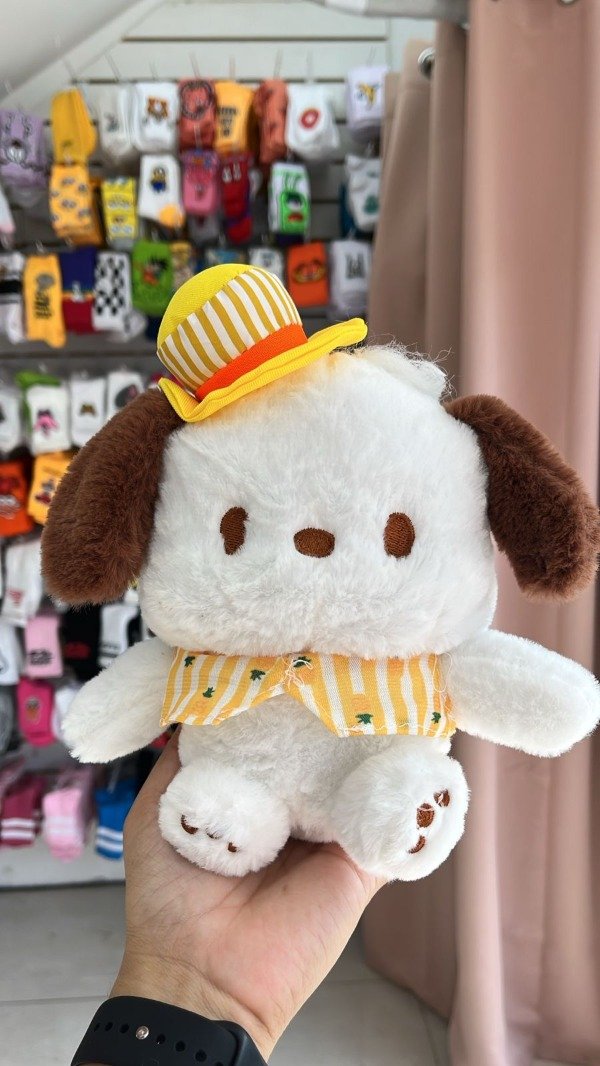 Producto - Peluche pochacco con camisa y sombrero amarillo