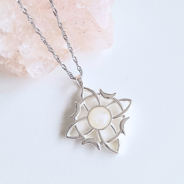 Producto - Collar Nudo de Bruja con Cuarzo Blanco