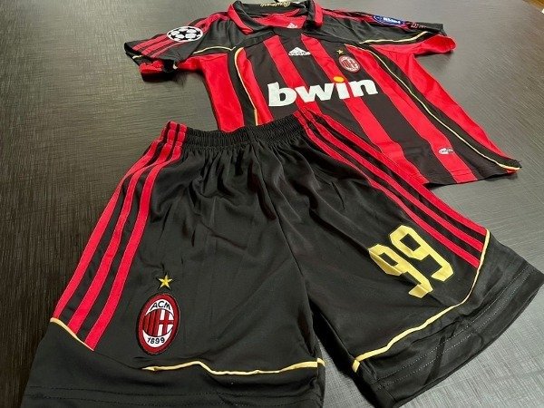 Producto - CONJUNTO IMPORTADO AC MILAN TITULAR RETRO 2006/2007 NIÑOS #99 RONALDO