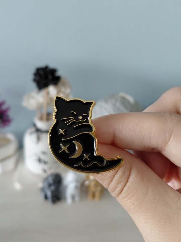 Producto - Pin metalizado - Michi mitad negra  #2449