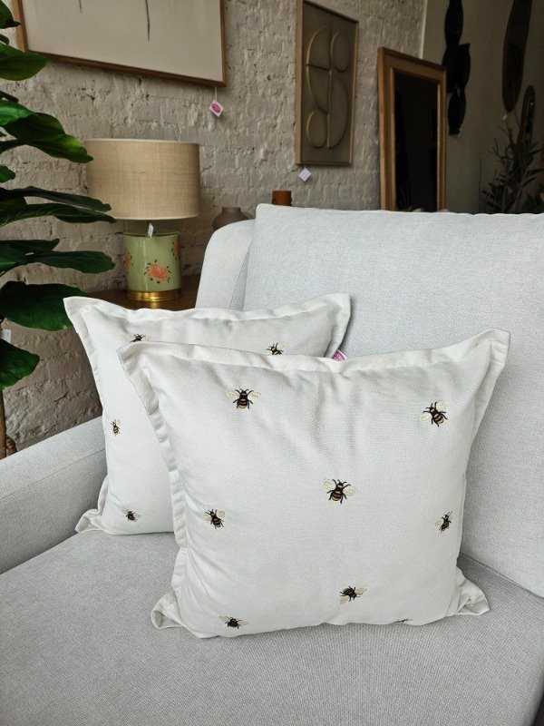 Producto - ALMOHADON DE PANA C/ ABEJA BORDADA