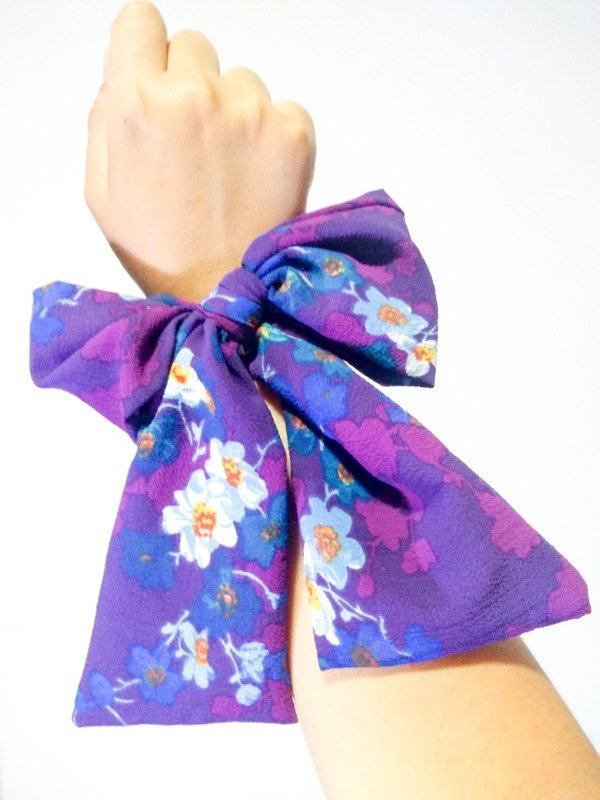 Producto - Moño con colita para el cabello violeta y azul