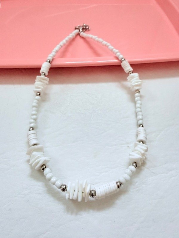 Producto - Collar white escallas mostacillones