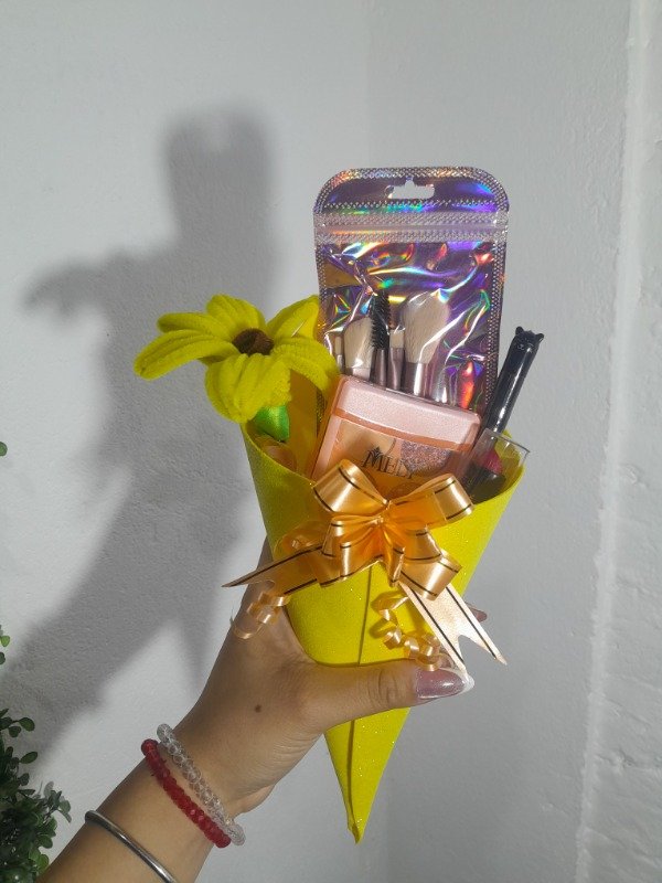 Producto - Ramo de maquillaje con flor