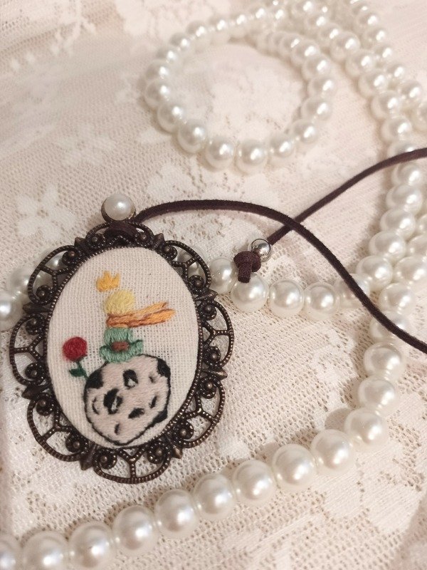 Producto - Marca página bordado modelo: El Principito, planeta y Rosa