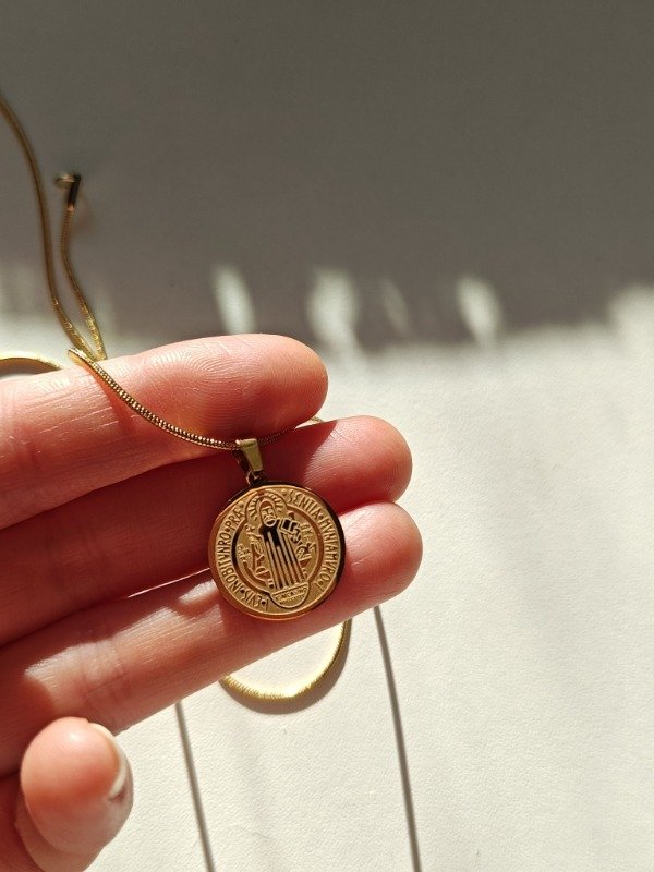 Producto - Medalla y cadena de acero bañado en oro - San Benito