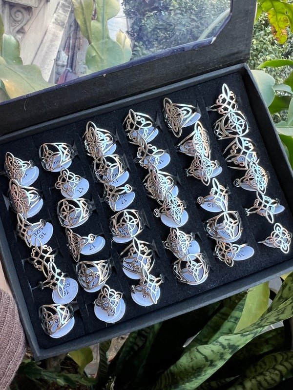 Producto - Caja de 36 anillos de acero nudo de bruja surtidos