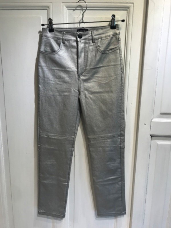 Producto - Pantalon DOLLSTORE engomado plateado-Talle 2- PRECIO: 56x