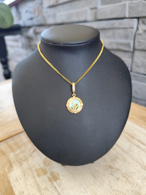 Producto - Collar flor redondo. Acero dorado.