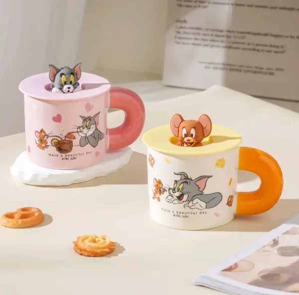 Producto - TAZA CERAMICA CON TAPA TOM Y JERRY
