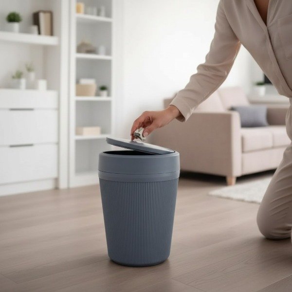 Producto - CESTO RAYADO PLASTICO REDONDO CON TAPA VAIVEN 4.2LTS