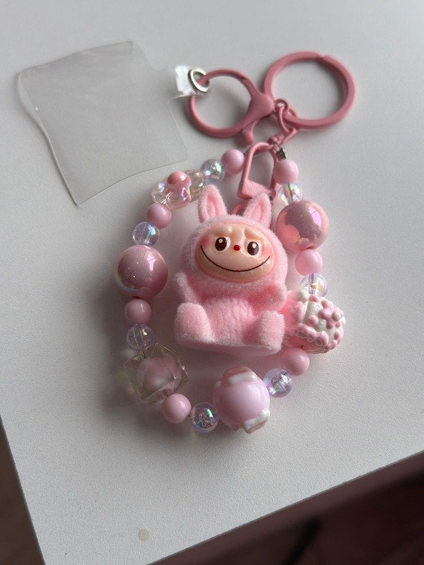 Producto - Correa Strap - llavero perlas labubu rosa sentado