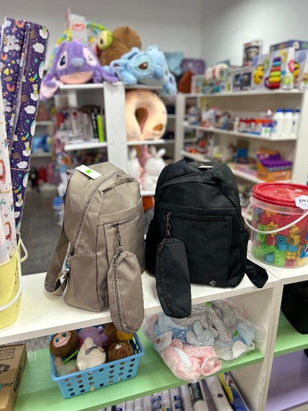 Producto - Mochila tela tipo impermeable con cartuchera