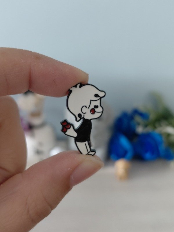 Producto - Pin metalizado - Niño enamorado #0680
