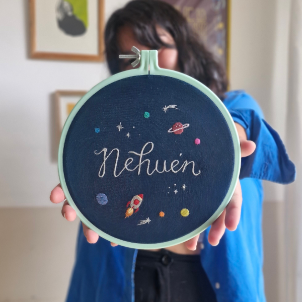 Producto - Bordado personalizado Nombre + detalles decorativos en bastidor plástico (20 cm) - 4