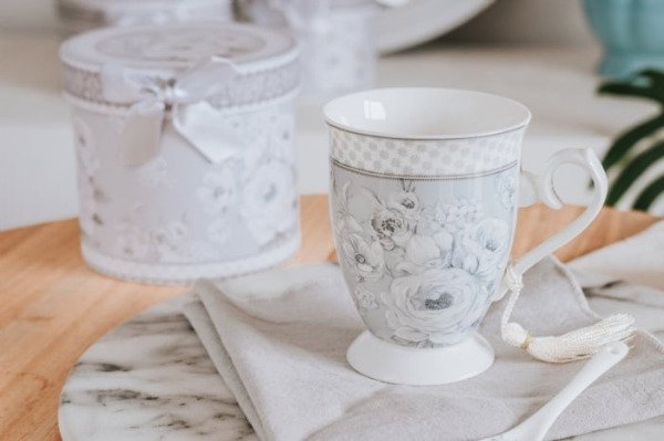 Producto - Taza mug en tonos grises con flores + caja de regalo