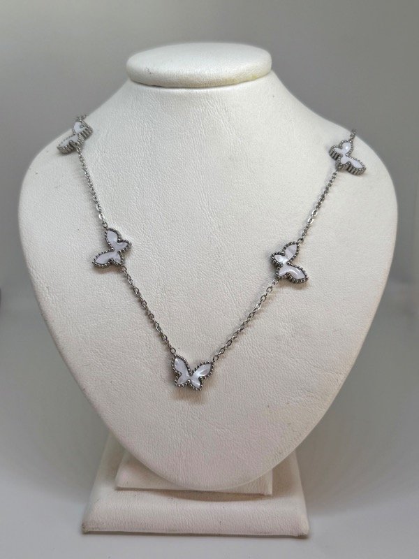 Producto - Collar cinco mariposas blancas