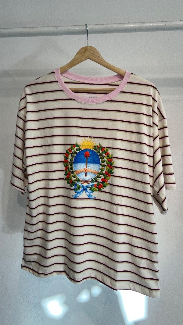 Producto - REMERA BOXY ESCUDO FLORES ROSA