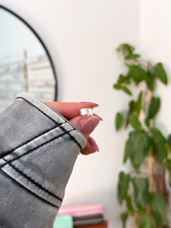 Producto - Ear cuff acero blanco cuadradito liso finito