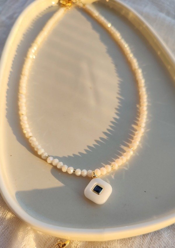 Producto - Collar Paz con dije de cuarzo blanco e incrustacion azul