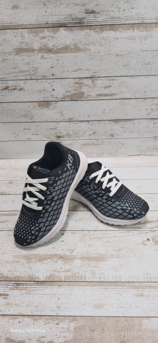 Producto - zapatilla negro con blanco del 36 al 42 - 1