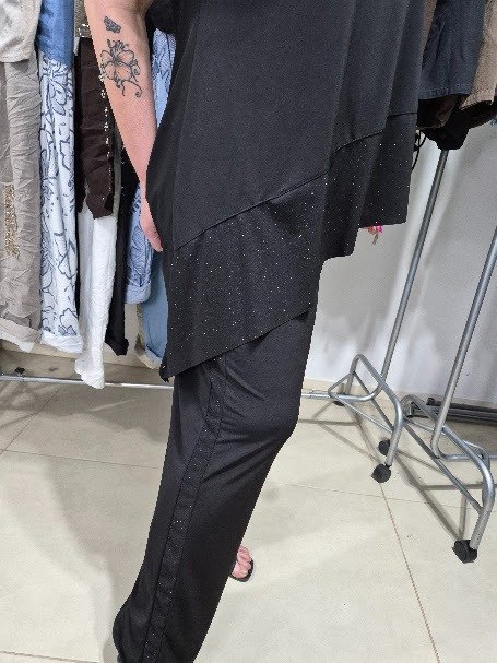 Producto - Blusa Irregular en Pico Negra con Brillos Negros - Seda Fria XL - 4