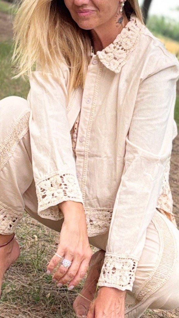 Producto - Camisa de corte recto con detalles bordados y terminaciones en encaje