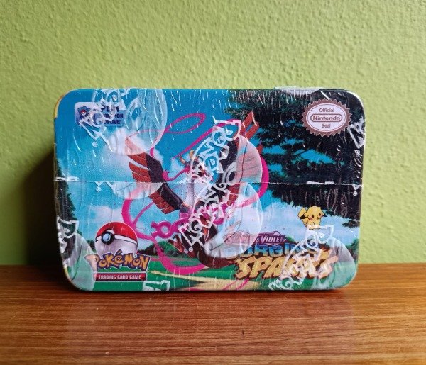 Producto - 1210 - Mazo Pokemon en Lata - SURGING SPARKS