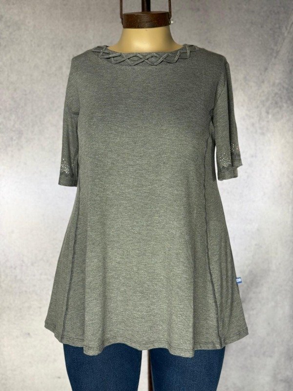 Producto - REMERA MODAL GRIS CUELLO TRENZADO EVASE