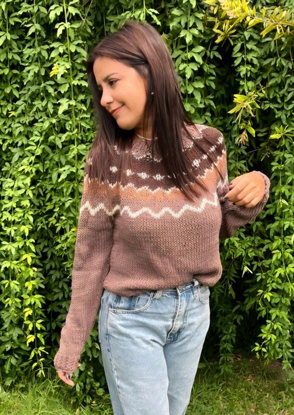 Producto - Sweater de hilo color marrón clarito.