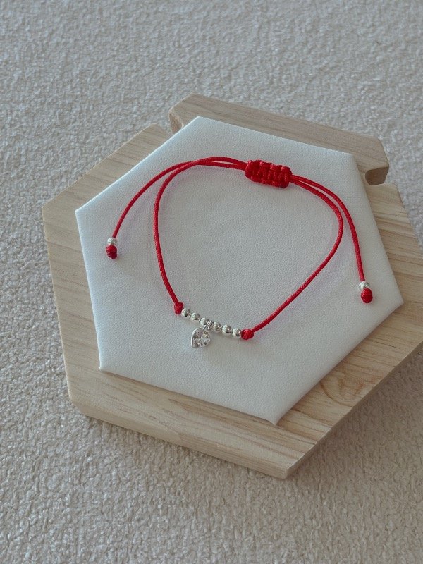 Producto - Pulsera de hilo con dije corazón y bolitas