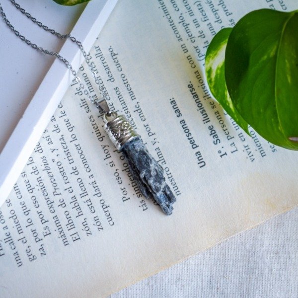 Producto - Collar Cianita Negra (Escoba de Bruja)