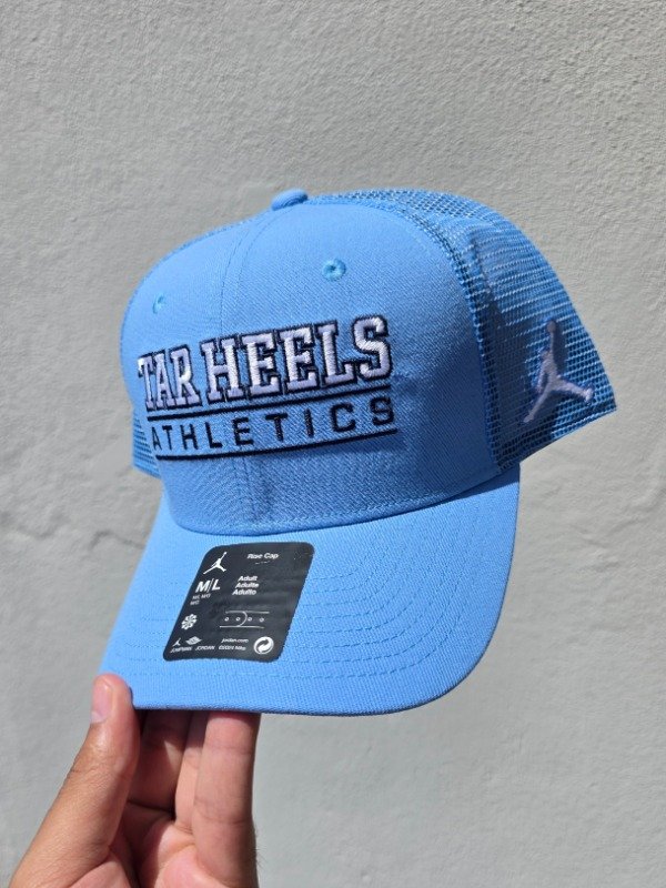 Producto - North Carolina Tar Heels Jordan Rise Script Trucker Talle M/L