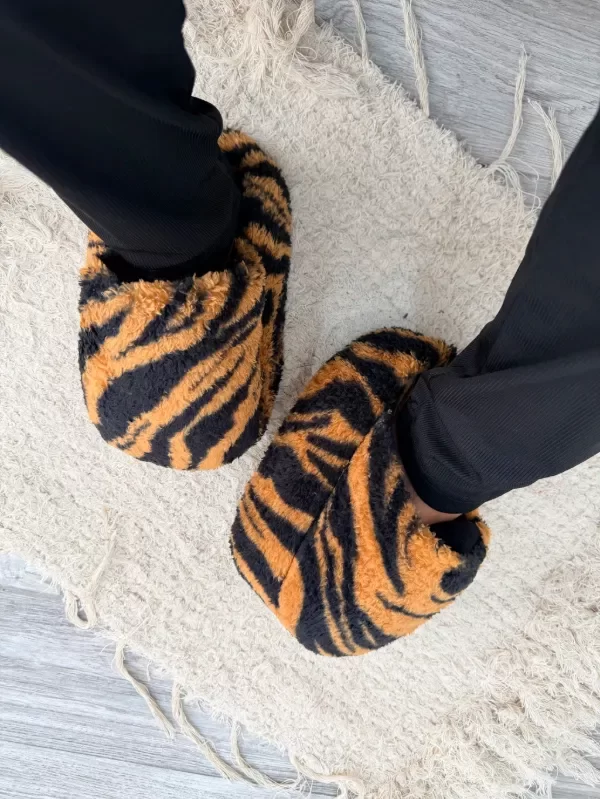 Producto - PANTUFLON ADULTO - Cebra marrón y negro