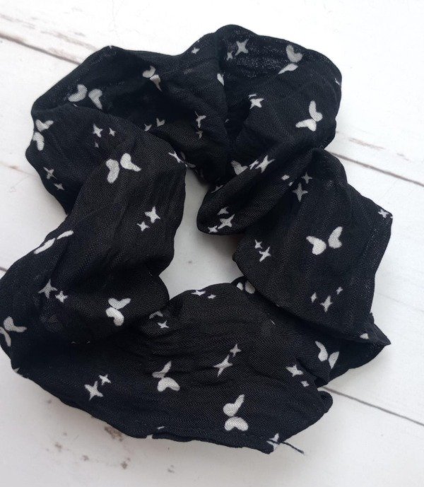 Producto - Scrunchie Negra con Mariposas