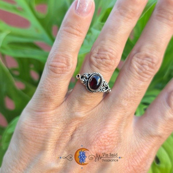 Producto - Anillo Hindú "Vanha" - Granate (Piedra 7 x 9 mm) / Talle: 19 mm