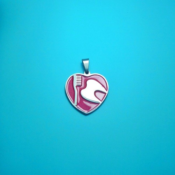 Producto - Dije Corazón Odontología - Fondo Rojo