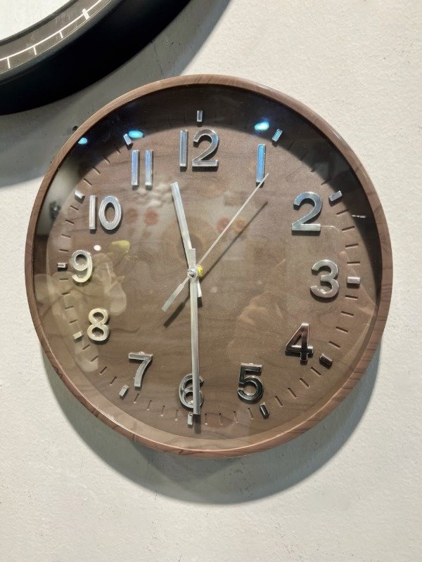 Producto - Reloj marrón 30x30cm