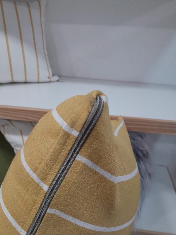 Producto - tusor estampado mostaza, lineas blancas