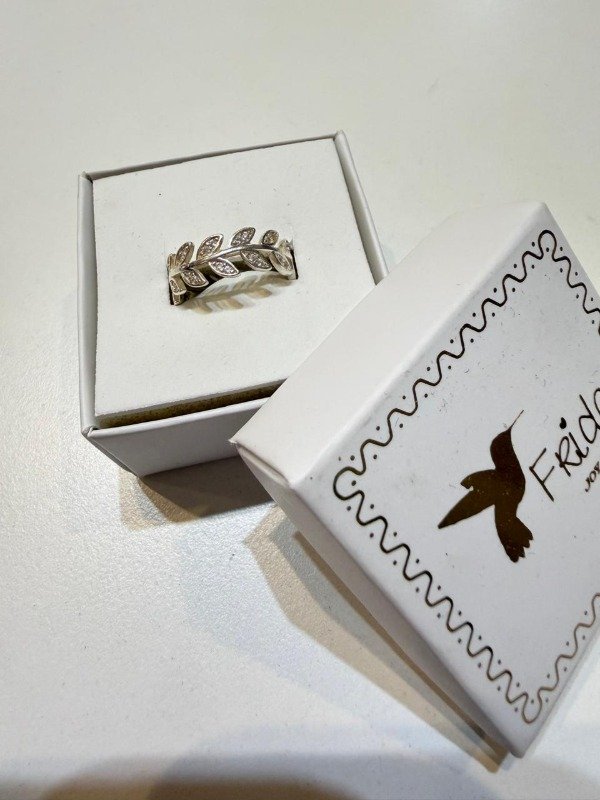Producto - Anillo de hojas con strass en plata 925.