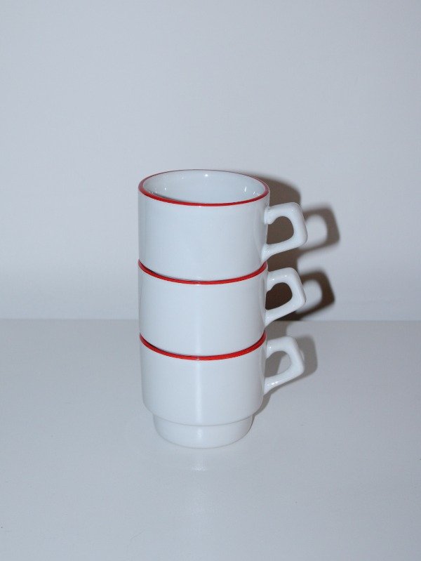 Producto - Set de tres tazas de porcelana con guarda roja