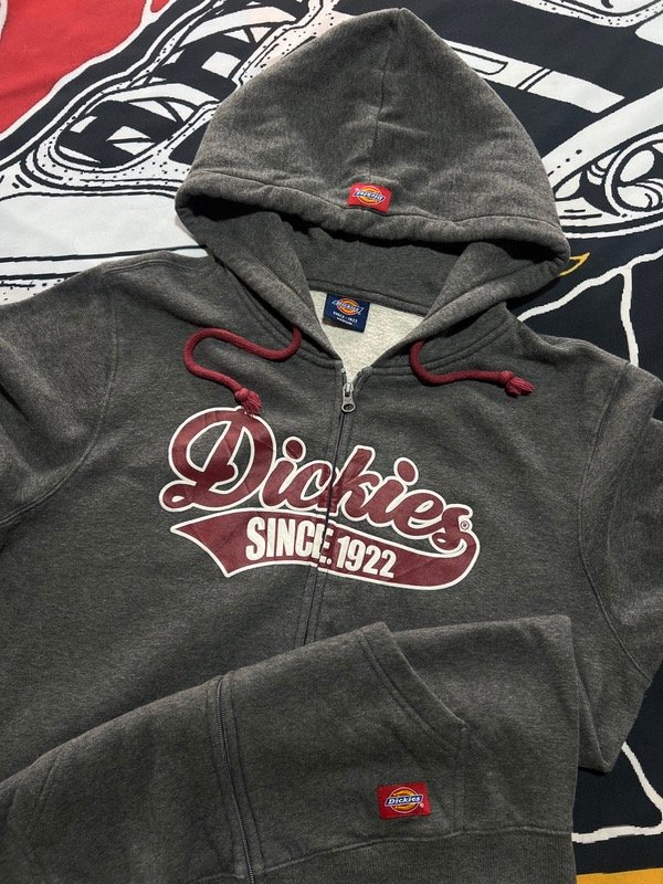 Producto - Campera Dickies Spell out. Talle M